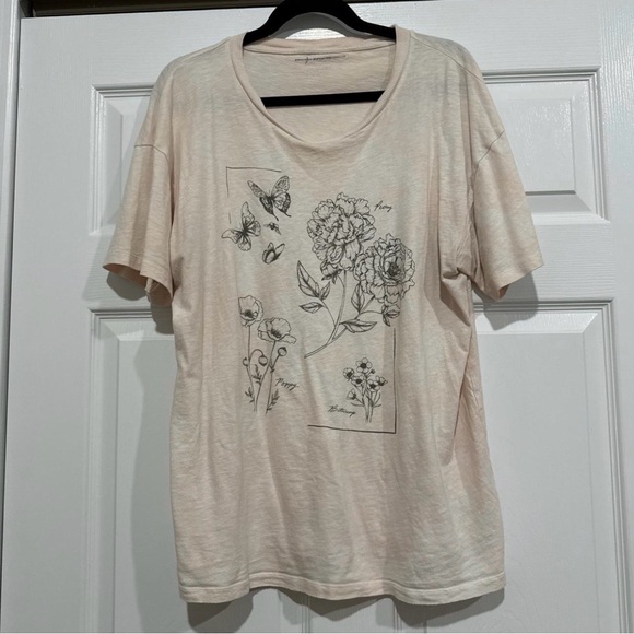 American Eagle Outfitters Cream Short-Sleeve Tee with Black Floral Sketch - Picture 3 of 5